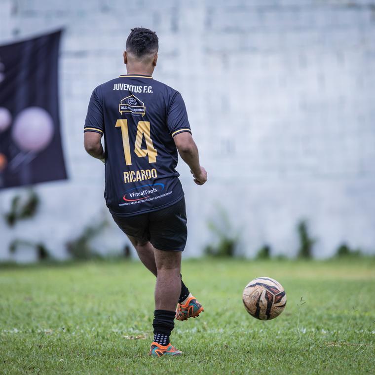 Ricardo, camisa 14, com a bola no pé
