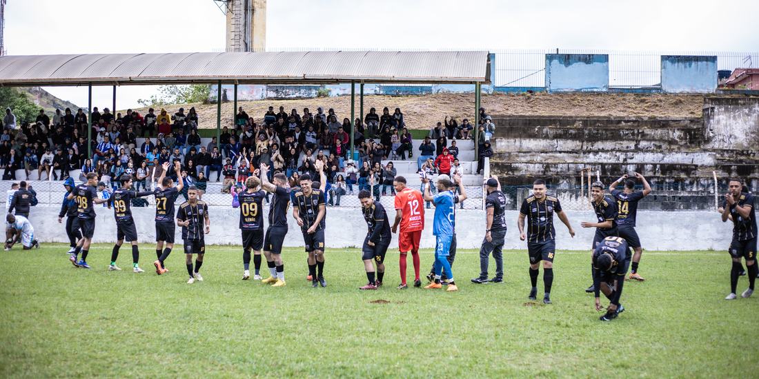Os times entram em campo com a arquibancada cheia