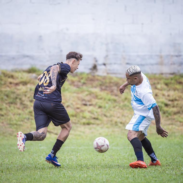 Disputa de bola pela linha lateral