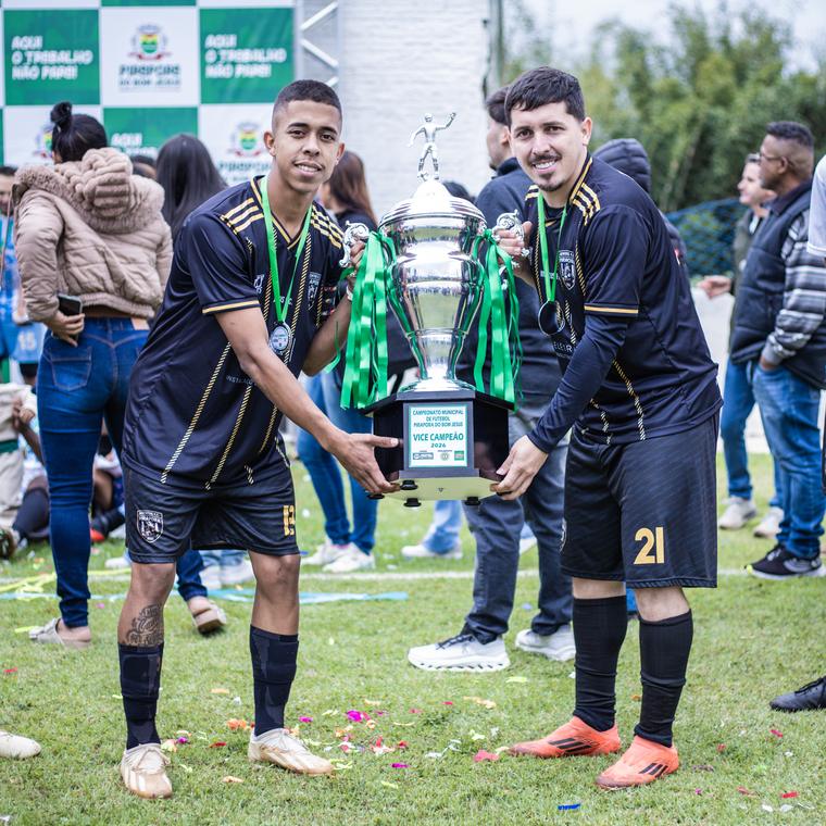 Jogadores com a taça de vice-campeão e as medalhas
